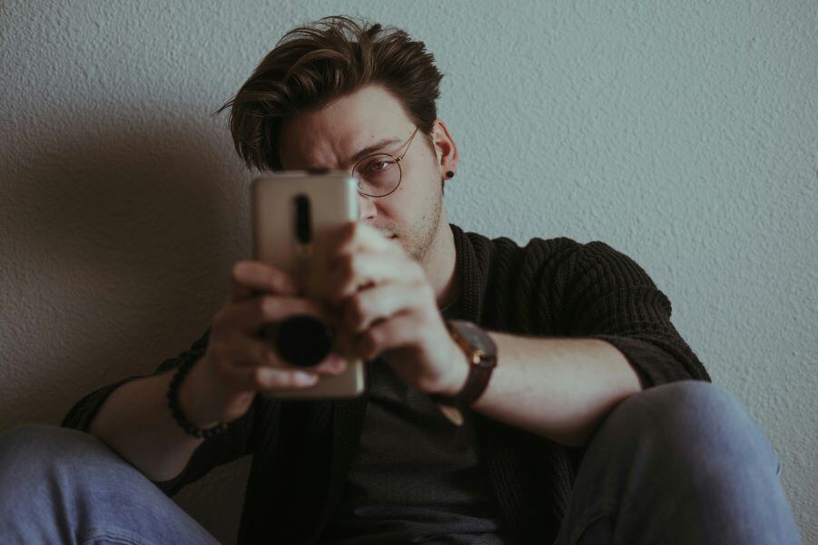 When Someone Ghosts You: The Psychology Behind Disappearing Acts